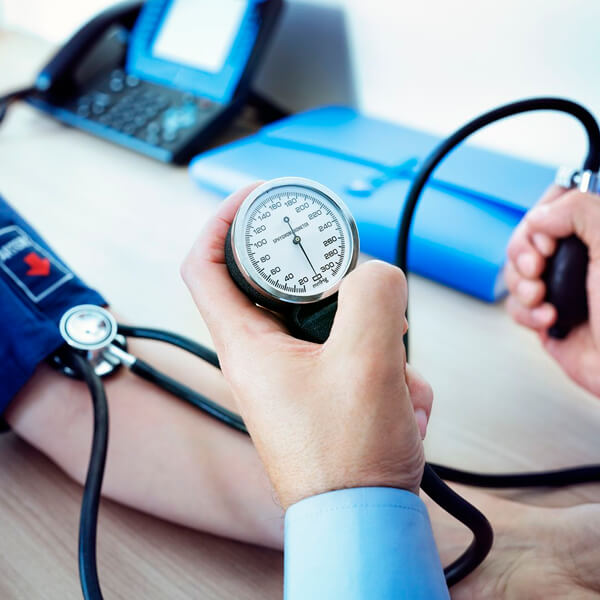 El tratamiento de la hipertensión se da en las personas que tienen una presión arterial de 140/90.